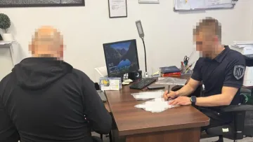 Дурман за «полуничку»: працівник СІЗО з Рівного постачав наркотики арештантці за еротичні фото