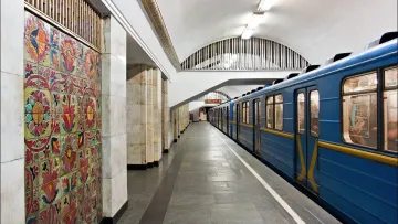 Людина потрапила під поїзд: у Київському метрополітені загинув пасажир 